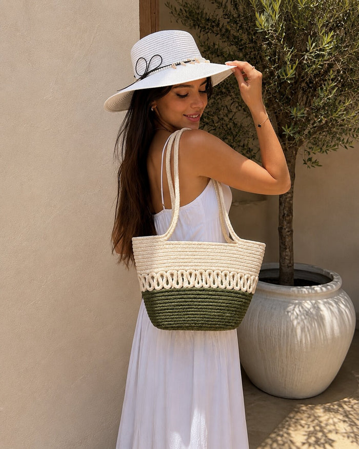 Sac LOVAL vert olive posé sur un fond naturel