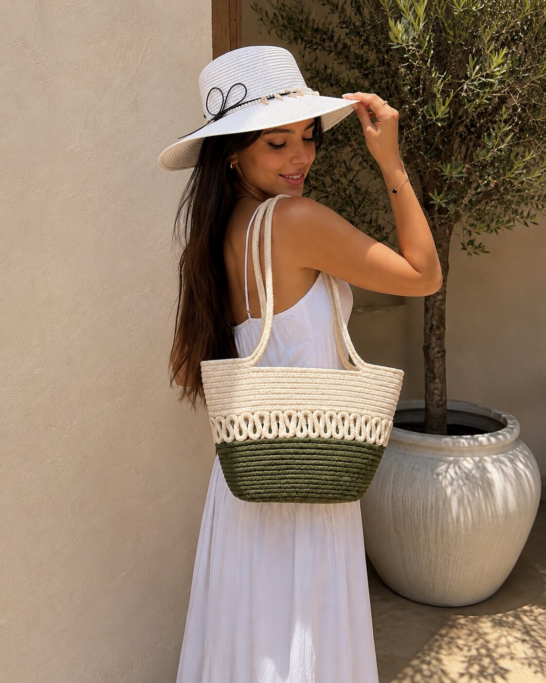 Sac LOVAL vert olive posé sur un fond naturel